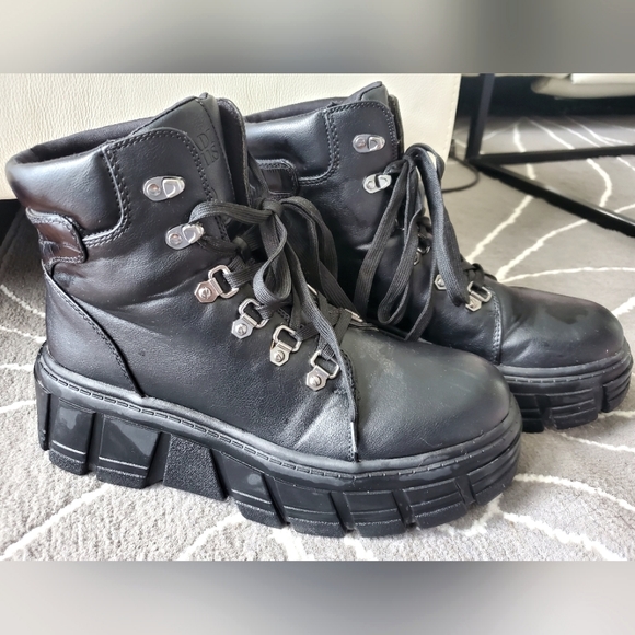 Stradivarius black boots - almost new - Picture 1 of 6